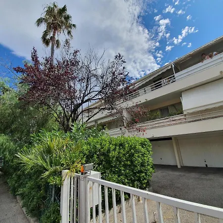 Palm Paradise, By Welcome To Apartment *
