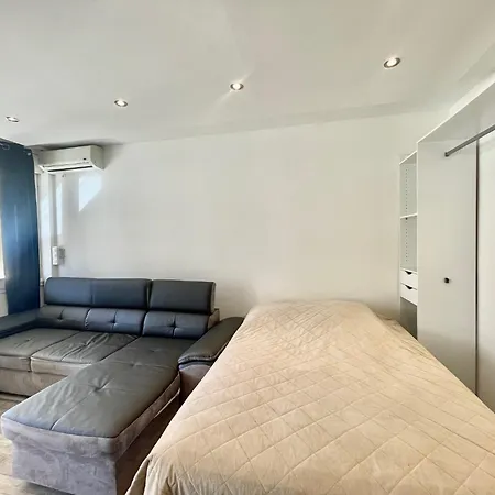 Palm Paradise, By Welcome To Apartment *